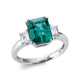 Ring 18 kt WG, 2 Sm.schliff 0,40 ct, TW-vsi/si, 1 Smaragd 2,56 ct grün
