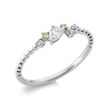 Ring 18 kt WG, 1 Tropfen 0,11 ct, TW-vsi, 2 Brill. 0,02 ct, TW-si, 3 Brill. 0,04 ct, gelb