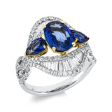 Ring 18 kt, 27 Trap. 0,50 ct, 124 Brill. 0,63 ct, TW-vsi/si, 1 Saphir 1,70 ct blau, 2 Saphire 0,89 ct blau