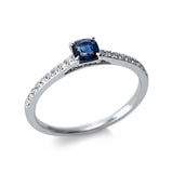 Ring 18 kt WG, 18 Brill. 0,12 ct, TW-si, 1 Saphir 0,40 ct blau