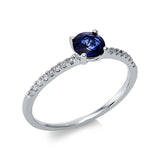Ring 18 kt WG, 16 Brill. 0,10 ct, TW-si, 1 Saphir 0,61 ct blau