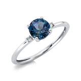 Ring 18 kt WG, 2 Brill. 0,03 ct, TW-si, 1 Topas 1,02 ct Lond. blue