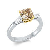 Ring 18 kt WG+GG, GIA 5156481671, 1 Cushion 1,55 ct, gelb-i1, 2 Trap. 0,17 ct, TW-vsi