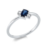 Ring 18 kt WG, 2 Brill. 0,08 ct, TW-pi, 1 Saphir 0,32 ct blau