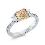 Ring 18 kt GG+WG, 2 Trap. 0,32 ct, TW-vsi, 14 Brill. 0,18 ct, TW-vsi, 1 Cushion 1,02 ct, gelb