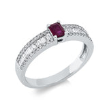 Ring 18 kt WG, 24 Trap. 0,25 ct, TW-si, 48 Brill. 0,13 ct, TW-si, 1 Rubin 0,29 ct rot