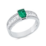 Ring 18 kt WG, 10 Bag. 0,73 ct, TW-si, 44 Brill. 0,12 ct, TW-si, 1 Smaragd 0,56 ct grün