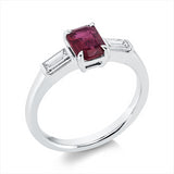 Ring 18 kt WG, 2 Bag. 0,41 ct, TW-vsi, 1 Rubin 1,21 ct rot