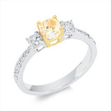 Ring 18 kt , GIA2487034133, 2 Assher 0,41 ct, TW-si, 14 Brill. 0,18 ct, TW-si, 1 Cushion 0,81 ct, gelb