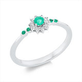 Ring 18 kt WG, 10 Brill. 0,09 ct, TW-si, 1 Smaragd 0,12 ct grün, 4 Smaragde 0,04 ct grün