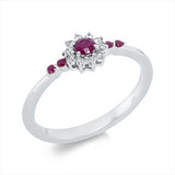 Ring 18 kt WG, 10 Brill. 0,09 ct, TW-si, 1 Rubin 0,11 ct rot, 4 Rubine 0,06 ct rot
