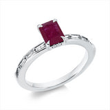 Ring 18 kt WG, 8 Bag. 0,33 ct, TW-si, 12 Brill. 0,07 ct, TW-si, 1 Rubin 1,10 ct rot
