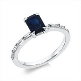 Ring 18 kt WG, 8 Bag. 0,33 ct, TW-si, 12 Brill. 0,07 ct, TW-si, 1 Saphir 1,10 ct blau