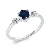 Ring 18 kt WG, 2 Brill. 0,08 ct, TW-si, 1 Saphir 0,70 ct blau