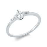 Ring 18 kt WG, 1 Tropfen 0,20 ct, TW-si, 2 Trap. 0,06 ct, TW-si