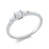 Ring 18 kt WG, 1 Princ. 0,19 ct, TW-si, 2 Trap. 0,06 ct, TW-si
