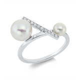 Ring 18 kt WG, 10 Brill. 0,10 ct, TW-si, 1 SW weiß 7,5 mm, 1 SW weiß 4,5 mm