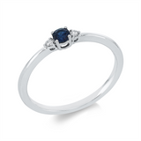 Ring 18 kt WG, 2 Brill. 0,04 ct, TW-si, 1 Saphir 0,10 ct blau