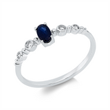 Ring 18 kt WG, 2 Brill. 0,03 ct, TW-si, 2 Brill. 0,02 ct, TW-si, 1 Saphir 0,23 ct blau