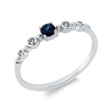 Ring 18 kt WG, 2 Brill. 0,03 ct, TW-si, 2 Brill. 0,02 ct, TW-si, 1 Saphir 0,27 ct blau