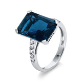 Ring 18 kt WG, 10 Brill. 0,21 ct, TW-si, 1 Topas 8,10 ct Lond. blue