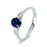 Ring 18 kt WG, 2 Tropfen 0,22 ct, TW-si, 1 Saphir 0,74 ct blau