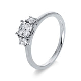 Ring 18 kt WG, 1 Assher 0,60 ct, TW-vsi, 2 Trap. 0,19 ct, TW-vsi