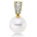 Anhänger 18 kt GG, 7 Trap. 0,15 ct, W-si, 19 Brill. 0,07 ct, W-si, 1 SS weiß 11,5 mm