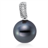 Anhänger 18 kt WG, 5 Princ. 0,07 ct, W-si, 14 Brill. 0,05 ct, W-si, 1 TA 10,5 mm