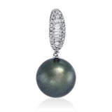 Anhänger 18 kt WG, 9 Trap. 0,13 ct, W-si, 24 Brill. 0,11 ct, W-si, 1 TA grün 10,5 mm