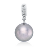 Anhänger 18 kt WG, 14 Princ. 0,10 ct, W-si, 1 Brill. 0,02 ct, W-si, 1 TA silbergrau 11,5 mm