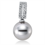 Anhänger 18 kt WG, 6 Trap. 0,06 ct, W-si, 16 Brill. 0,08 ct, W-si, 1 TA silbergrau 10,5 mm