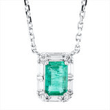 Collier 18 kt WG, mit ZÖ 40 cm + 43 cm, 6 Bag. 0,15 ct, 4 Brill. 0,04 ct, TW-si, 1 Smaragd 0,54 ct grün