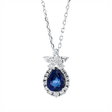 Collier 18 kt WG, mit ZÖ 40 cm + 43 cm, 3 Nav. 0,25 ct, TW-si, 2 Tropfen 0,07 ct, TW-vsi, 13 Brill. 0,15 ct, TW-si, 1 Saphir 1,50 ct blau