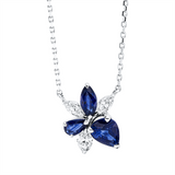 Collier 18 kt WG, mit ZÖ 42 cm, 3 Nav. 0,38 ct, TW-si, 2 Saphire 1,26 ct blau, 1 Saphir 0,41 ct blau