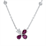 Collier 18 kt WG, 1 Tropfen 0,15 ct, W-vsi, 4 Brill. 0,10 ct, F-vsi, 3 Rubine 0,60 ct rot